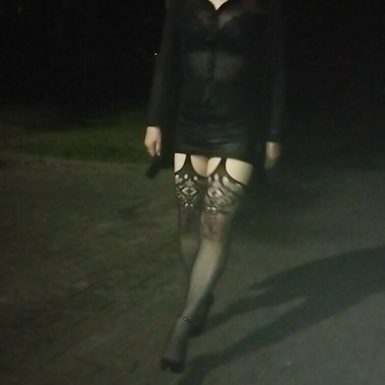 公園の街灯に照らされる
巨乳露出女
透け透けトップスに
激ミニスカート