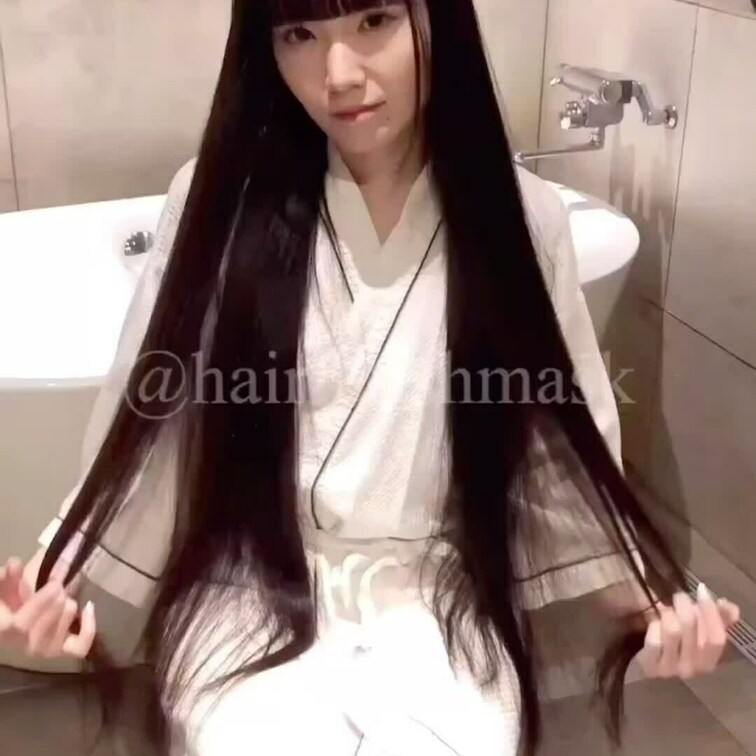 黒髪スーパーロングヘアのシャンプー動画です。