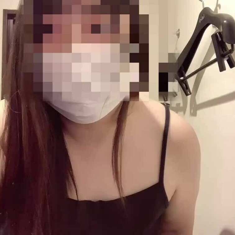 個室で少しだけ乳首遊び🍒隣に人が居たので声は控えめです🤫ちょっとだけ顔出ちゃったかな🫣♥️