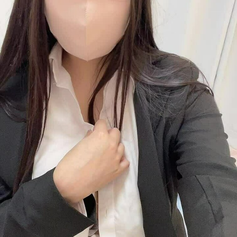 違う角度からも！正面固定カメラで両手でおっぱい出して揉んでいます。