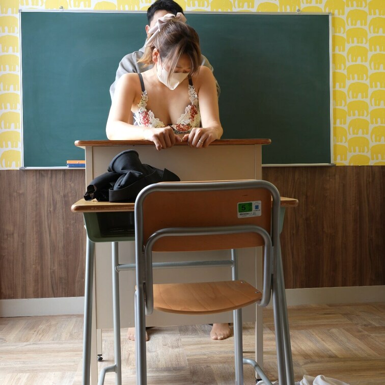 昔から憧れてた学校でのセックス🏫
学生の頃たまたま教室の机にクリが当たったときすっごく気持ちよくてそれ以降みんなが帰っ