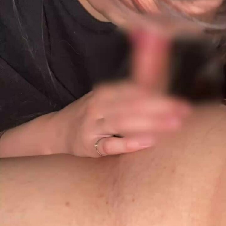 19歳裏垢女子③
頑張って奥までで咥えてるのが可愛すぎる☺️