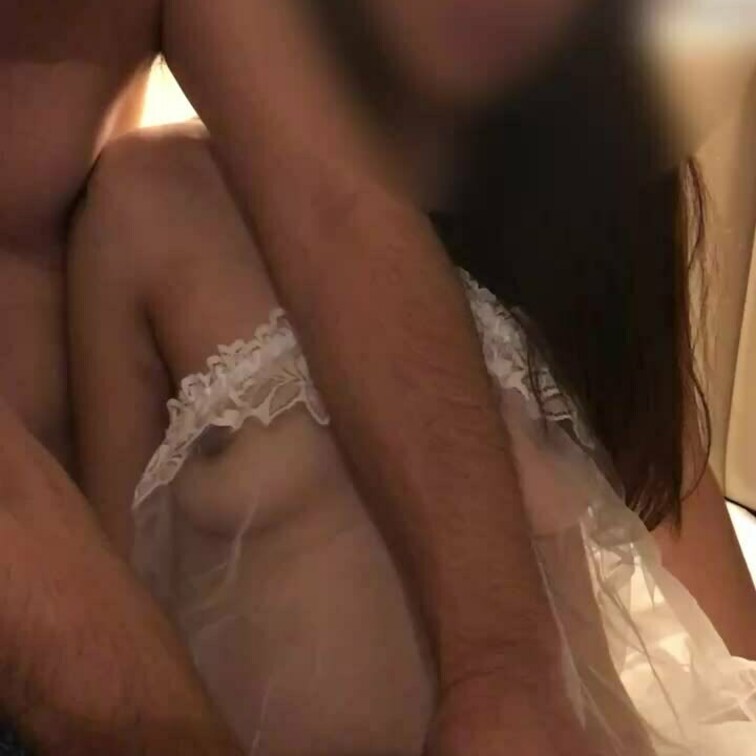 平日の昼下がり、営業サラリーマンのお昼休みに弄ばれる妻の彩華。
ネットリした愛撫に会ったばかりの妻が感じてしまいます。