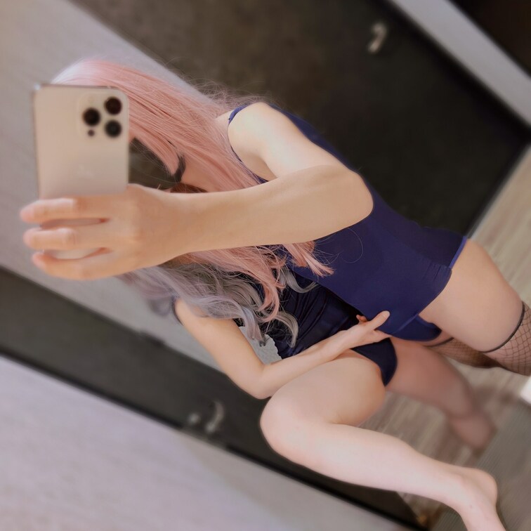 スク水の肌触りが良くて思わず勃起してるところを掴まれてます💕