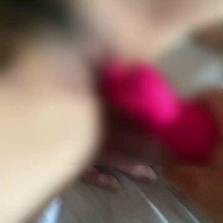 
玩具で虐められる彼女