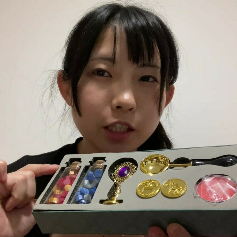 やけどツイートの真相です。
シーリングスタンプを自分の腕や足に押します。
普通にやけどするのであまりお勧めしません。