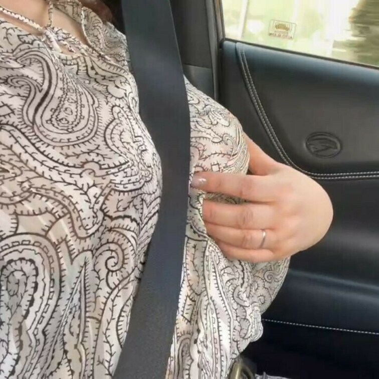 触ってますね
乳首の辺り