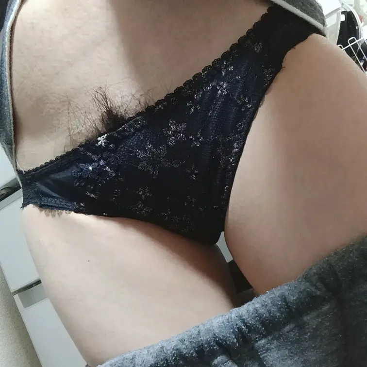 ぽぽぽの今日のパンツです🥰🥰 
 黒のパンツです😅
おりもの汚れてあり🥰
 クロッチ汚れはプラン加入で見れますよ🥰