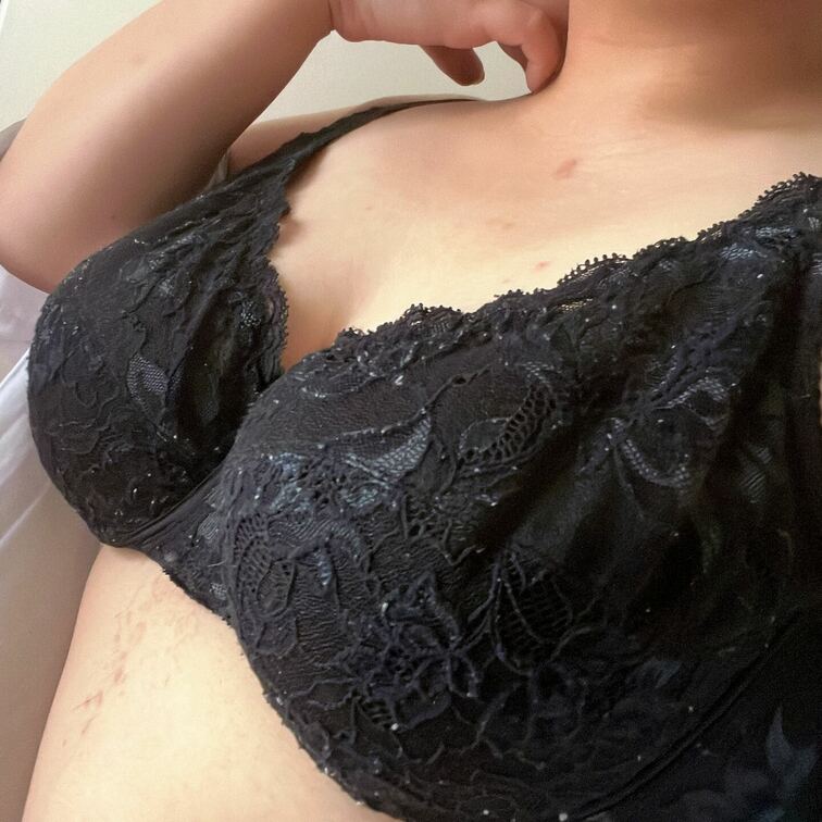 ブラつけてます