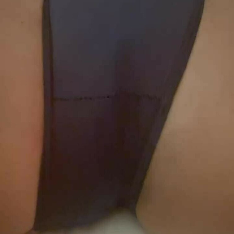 仰向けの逃げられない状態でクリトリス弄られて潮吹く短い動画です🍵
