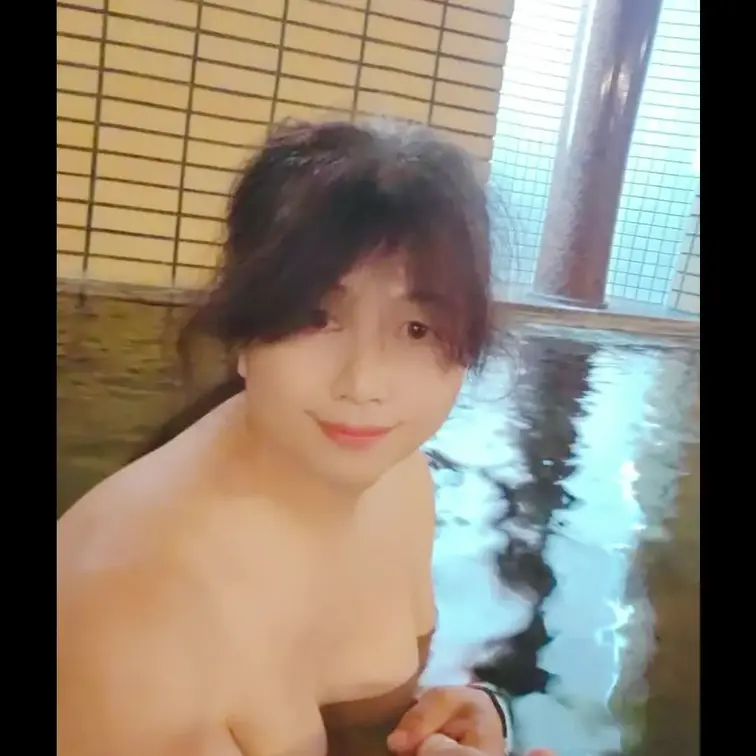 こんばんは(^_-)-☆

お盆休み中、越後湯沢へ避暑に出かけました。
先週に続いての入浴シーンです(^_-)-☆