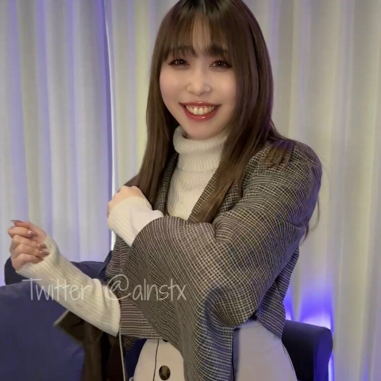 大人気「もえちゃん」の脱ぎシーン。
お気に入りの服を自慢げに紹介する姿が可愛すぎ。。。

もえちゃんの本編動画はこ