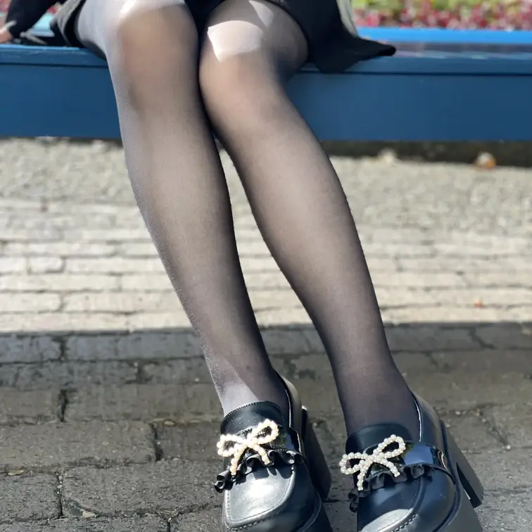 舐めたくなるような綺麗な足
フォロー必須!
黒×白肌のコントラストが美しい、スレンダー美脚の地雷系女子。
「細い子