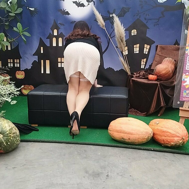 ハロウィン撮影ポイントで
尻出し撮影