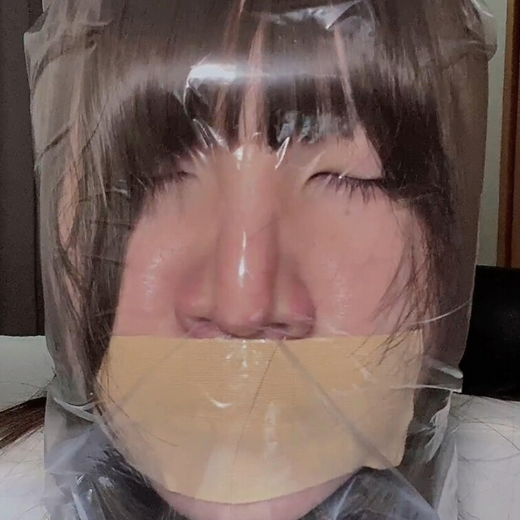 口にテープを貼り袋を被せて呼吸制御。
