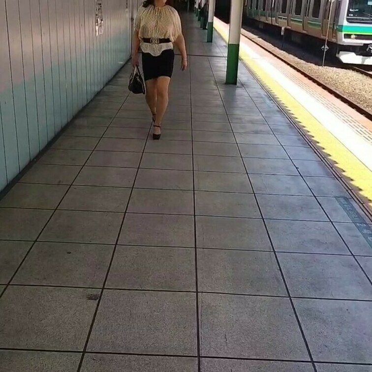 駅のホームで見つけた
カップレスブラの女
乳首を尖らせて歩く