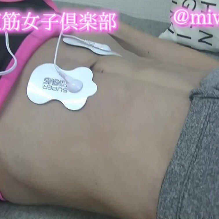 【ビデオカメラの映像】
腹筋美女のお腹に電流を流すと…！