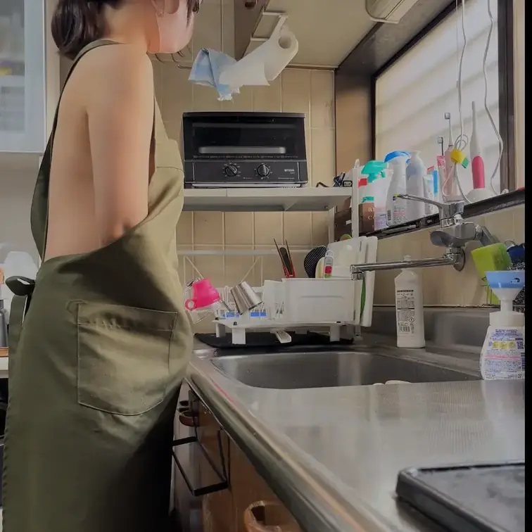 家の中に誰もいないことを確認してこっそり裸エプロンになって食器を洗う

エッチな気持ちになってムラムラしてきたのでエ