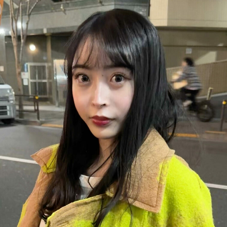 #239【MANAMI 27歳】
今回ストリートスナップに協力してくれたのは、イッセイミヤケのコートがオシャレなMAN