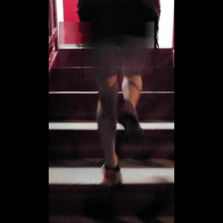 巨根単独男性のマルくんに、ノーパンで階段登らされる妻。
