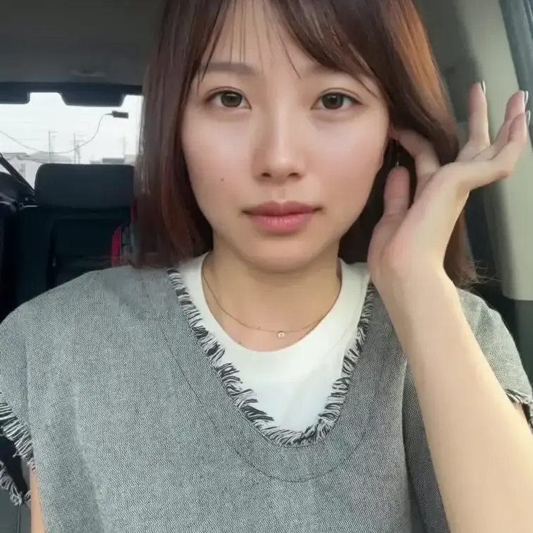 今回は車の中での撮影。
ぎこちないですが色々な表情をやってみてます！笑
これから徐々に私を見せて行こうと思うので、ぜ