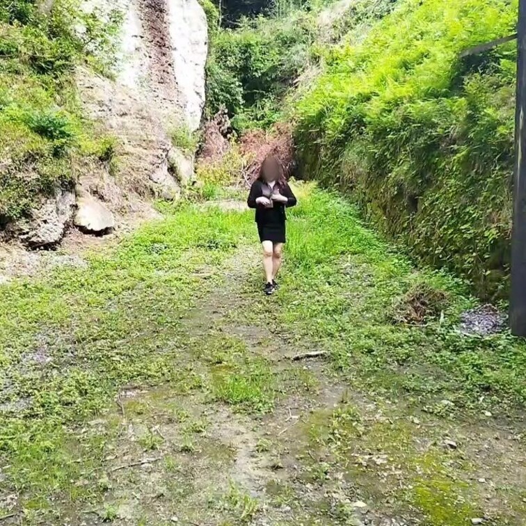 大自然の中で脱ぎ始める