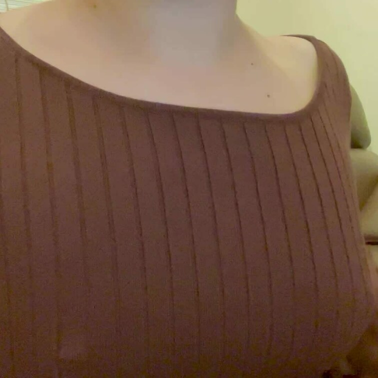 薄手のニットの上から乳首いじいじ♡