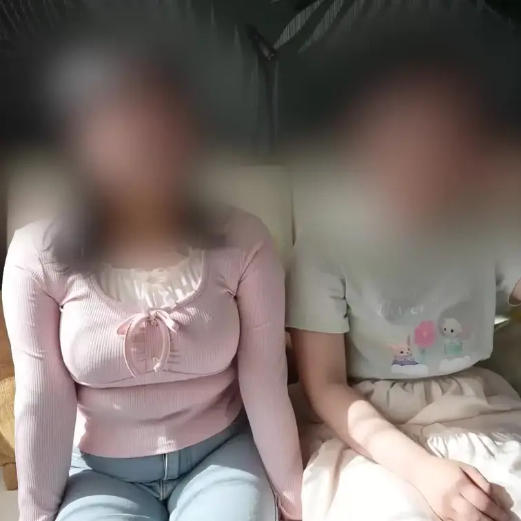 【大学に身バレしたら終了】同じ大学に通うGカップとHカップのムチムチ女子二人をゲットしました
学部は違うのに、偶然どちらも俺の動画を見てて、しかも二人ともガチ変態だった。
最初は3Pの予定だったんですが、途中で筋肉男をもう一人呼んで4Pに変更。二人のムチムチボディが、ガタイのいい男二人に囲まれてバチボコに犯されていく姿がたまらない
ベッドが軋む音と一緒に響く喘ぎ声がとにかくエロくて汚くて……オホ声を超えて「お゛お゛っ…!」っていう完全に崩れた声が出てくる
最初は恥ずかしがってたのに、途中から「もっと奥まで突いて」「中に出してほしい…」って自分からねだり出す始末。二人とも中出し望んじゃう本物の変態娘でした。
汗だくで揺れるGとHの爆乳、肉感的な太もも、トロトロにされたまんこ…全部収めてあります。 大学の清楚な女子が、ただの肉便器になっていく過程をぜひご覧ください