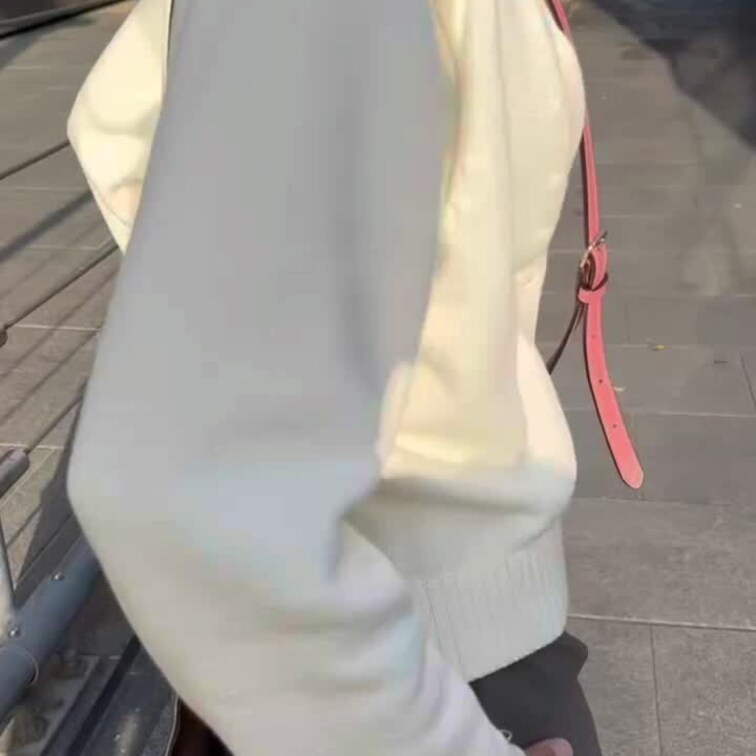 お尻を出してお散歩中〜😊