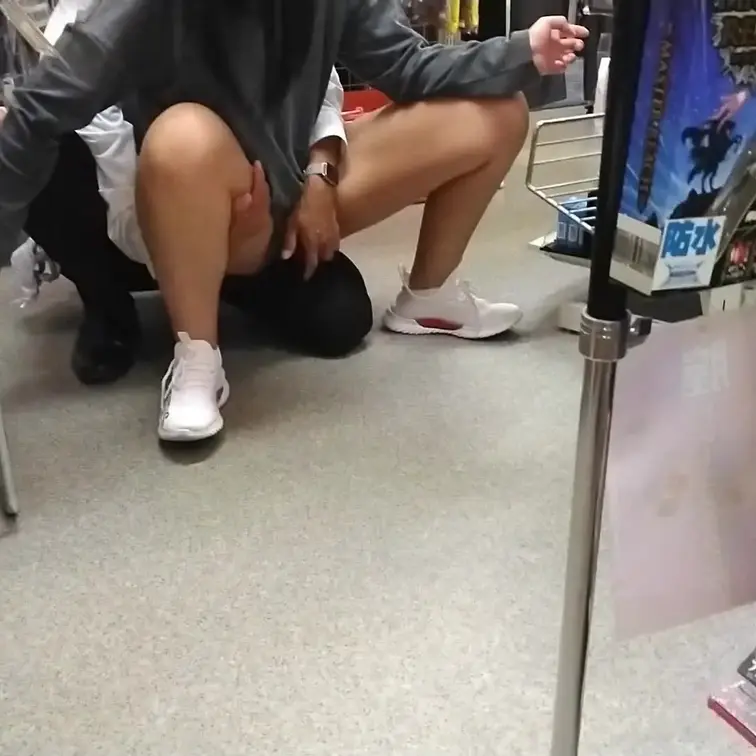 アダルトショップで他のお客さんの目も気づかないぐらい大胆にエッチな遊びしちゃいました💛
