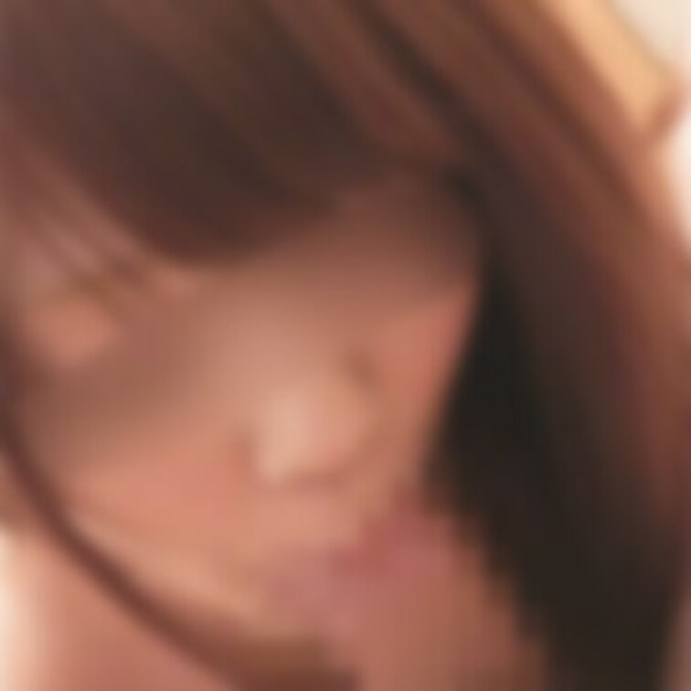 ド〇モのキャンギャルちゃんのフェラチオシーンです。
口の中があたたかくて舌が絡みついてきました。
キャンギャル時代の