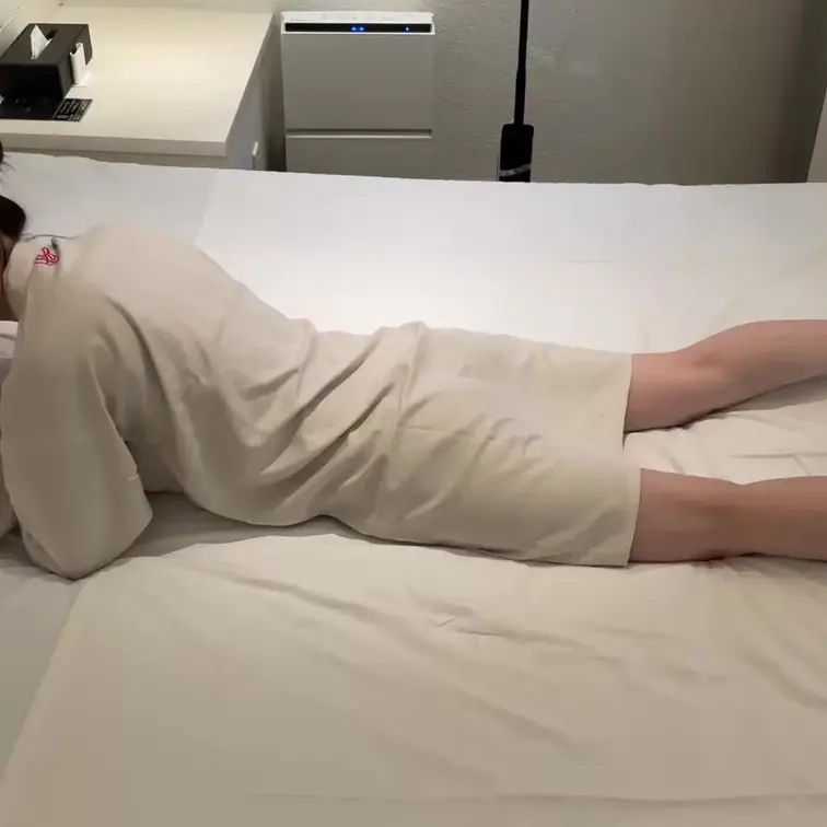 25歳 清純なお花屋さんへの脚のオイルマッサージ 