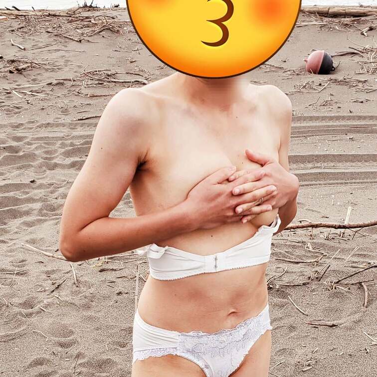 昨日はまた海にいってきました！
お盆時期なのに寒かったからかお客さん少なかった。

それでも数組くらいはいて、外で