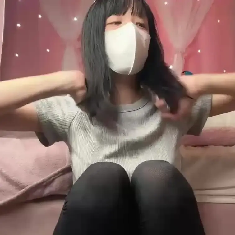 【みれい 20 歳】

みれいさんのライブ配信動画です
生ライブ配信だと、1 回の有料配信を視聴すると、おおよそ平