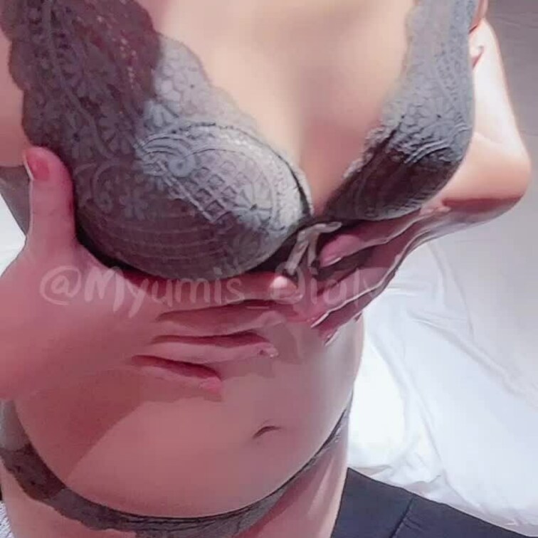盛りブラ凄すぎて、生まれて初めて初めてフニフニする動画