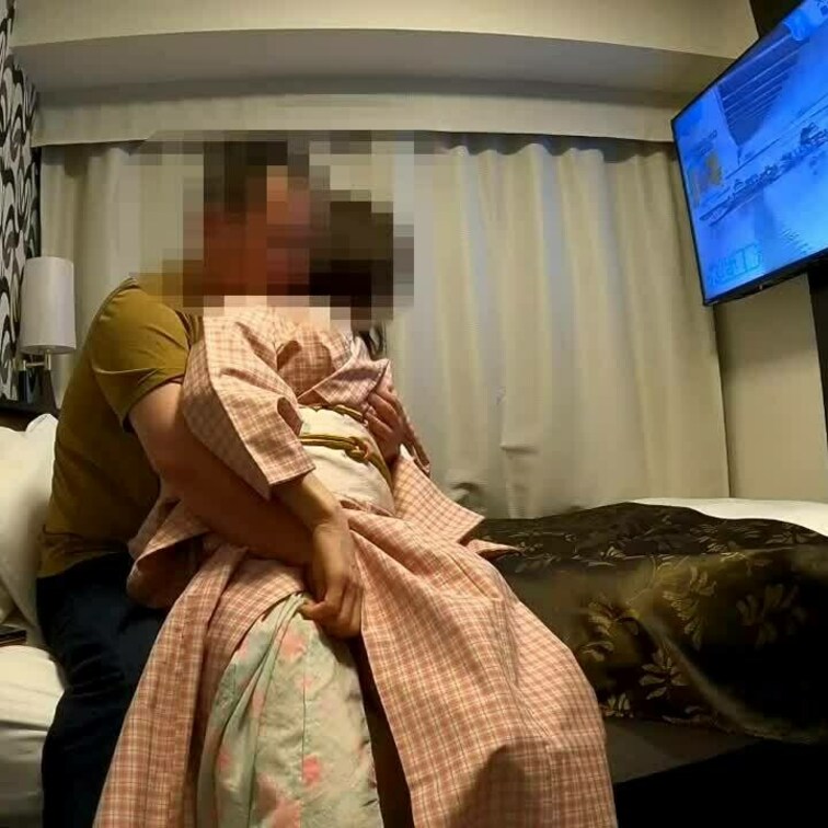 夜中のオカズにどうですか？

生命保険外交員さんと着物👘で撮影。