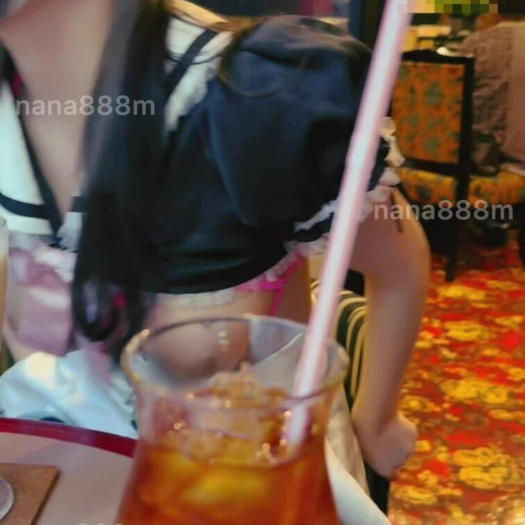 おはようございます♡
なな散歩レトロ喫茶へメイドで行ってみた編です♪

隣が喫煙ルームでそこからおじさんが
じっ