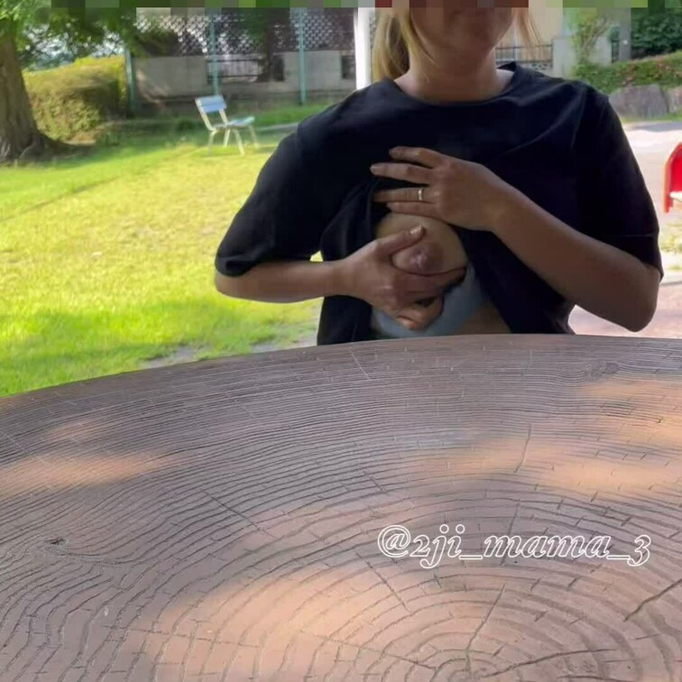公園○○○乳搾り⑤

おすそ分けのテーブルで搾った動画です☺️
○○○乳が吹き出してます🍼