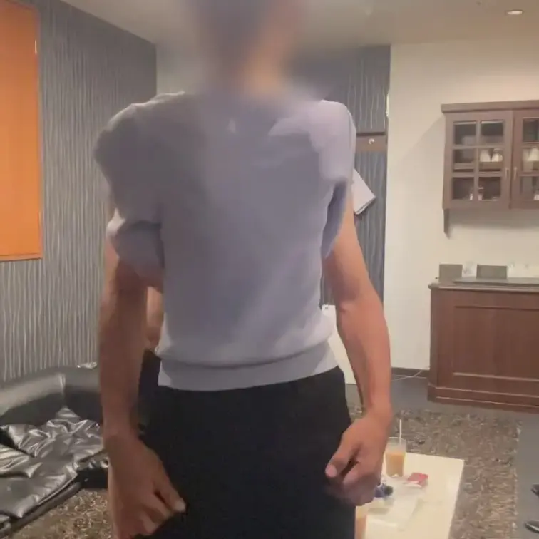 エッチなおねーさんと着衣のままイチャイチャスタート❗️シャワー浴びる前に少し味見して軽くほぐしてコスプレに着替えてもらう