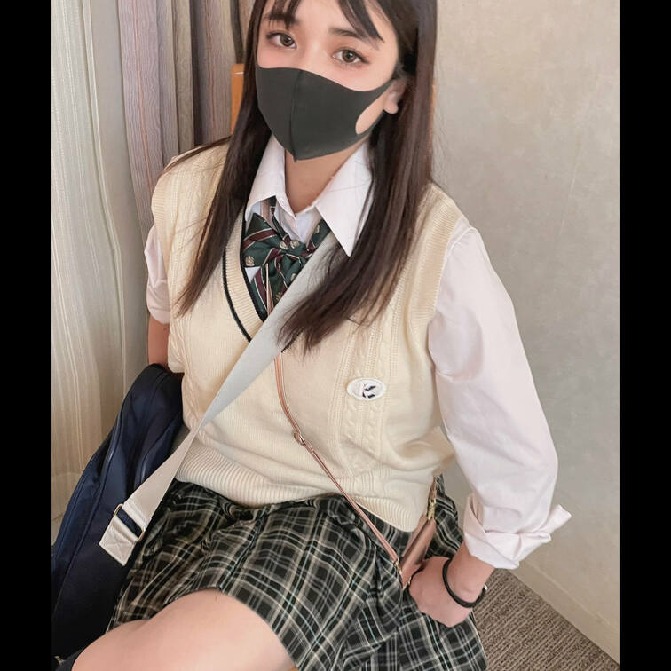 高額の勝負下着着用【個人撮影】平成17年生_クールな見た目で爆乳の青パンツちゃん_私立Hカップ女子とのパパ活映像流出
