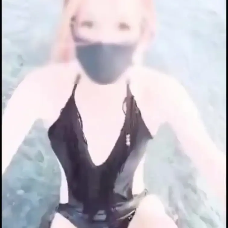 アナルに波が当たってトコロテンしちゃってます。波に犯されるなんてすごいよわよわ(/_;)