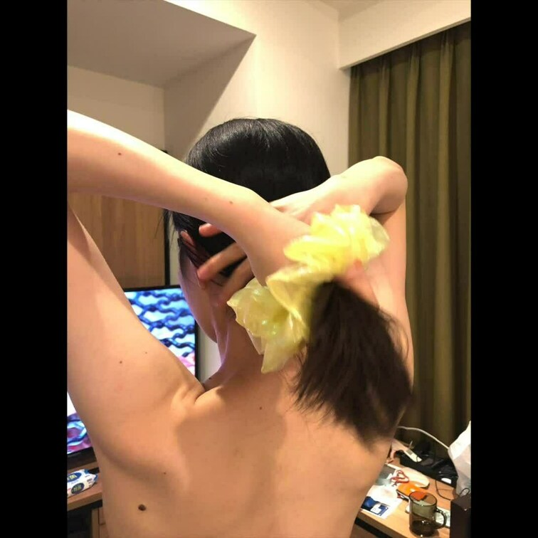 ミニニットスカートでのセミヌード撮影のスライドショー