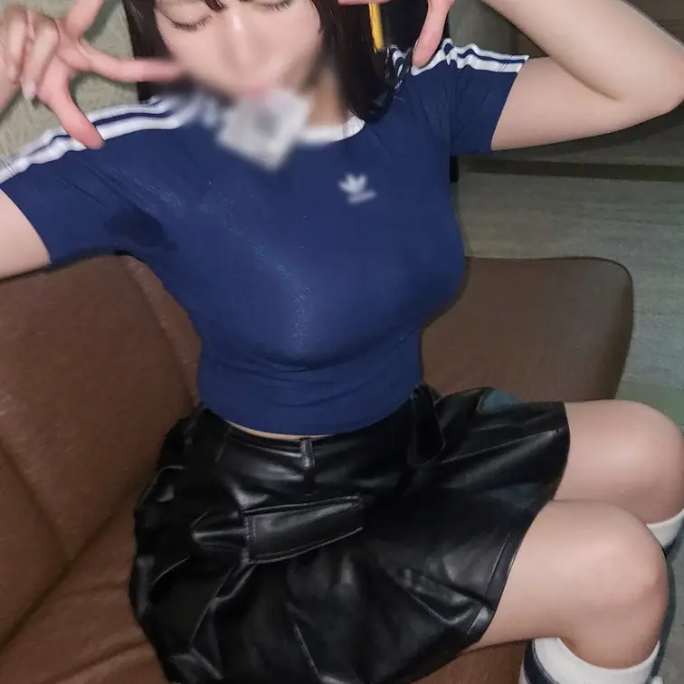 せっかくカラオケ来たのに、ムラムラ我慢できなくてそのままフェラ。
イヤイヤ言ってたくせに、ほっぺすぼませてバキュームし