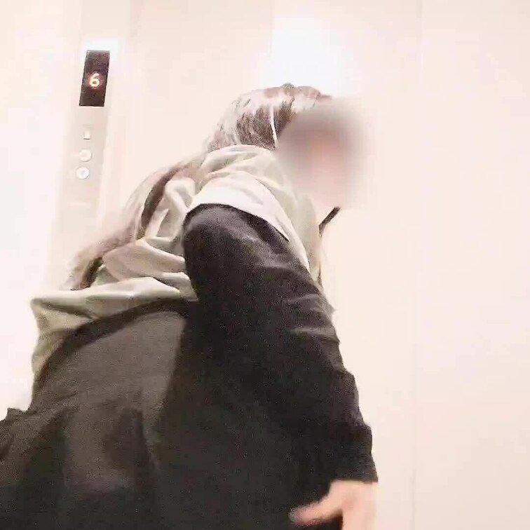 露出×産卵の動画です♡エレベーター前で4cmのアナルプラグを手を使わないで出しました…やってる事普通にやばい自覚はある😅
