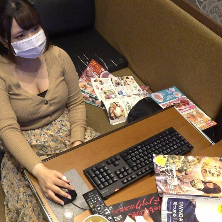 チョイ見せ。※本編は単品販売から→
ネカフェ【流出】vol.32
巨乳→爆乳→いや、超乳現る！推定Ｈカップ！？超ダイ