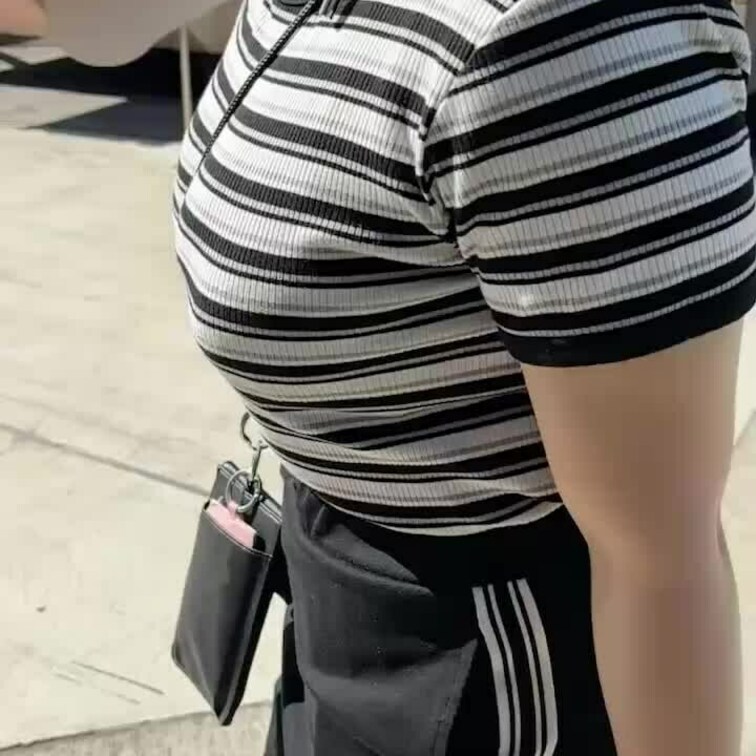 先日載せた服装で歩いている妻です。

周りの男性がチラチラと見ているのがわかりました。