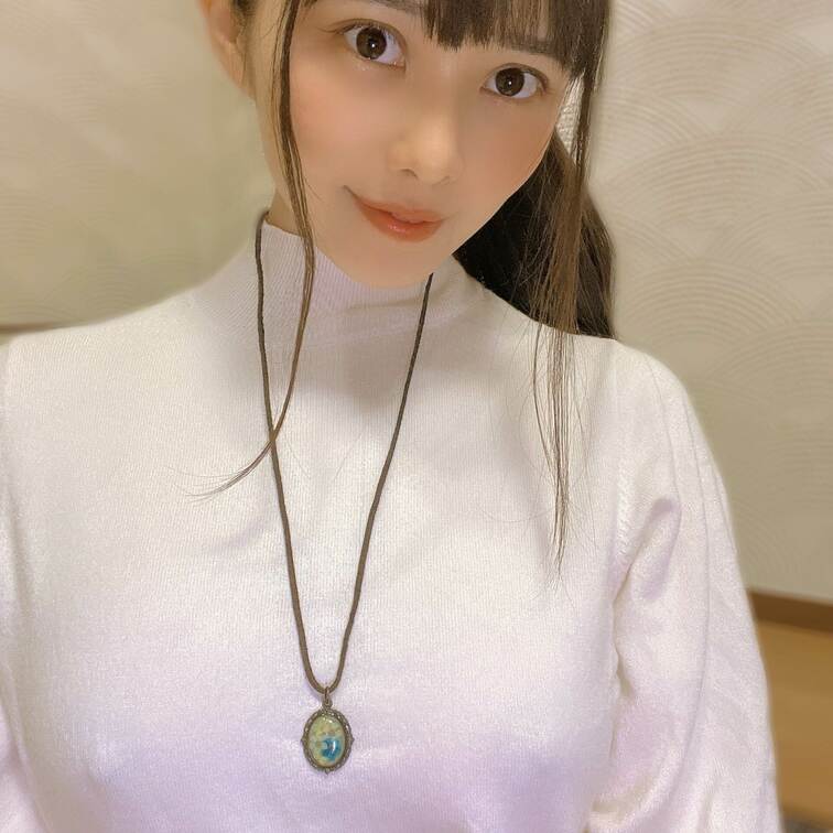 ノーブラの映像最近多いけど、
白いニットとキャミソール以外何着ていいかわからない😂

グレーとか色があるのも挑戦す