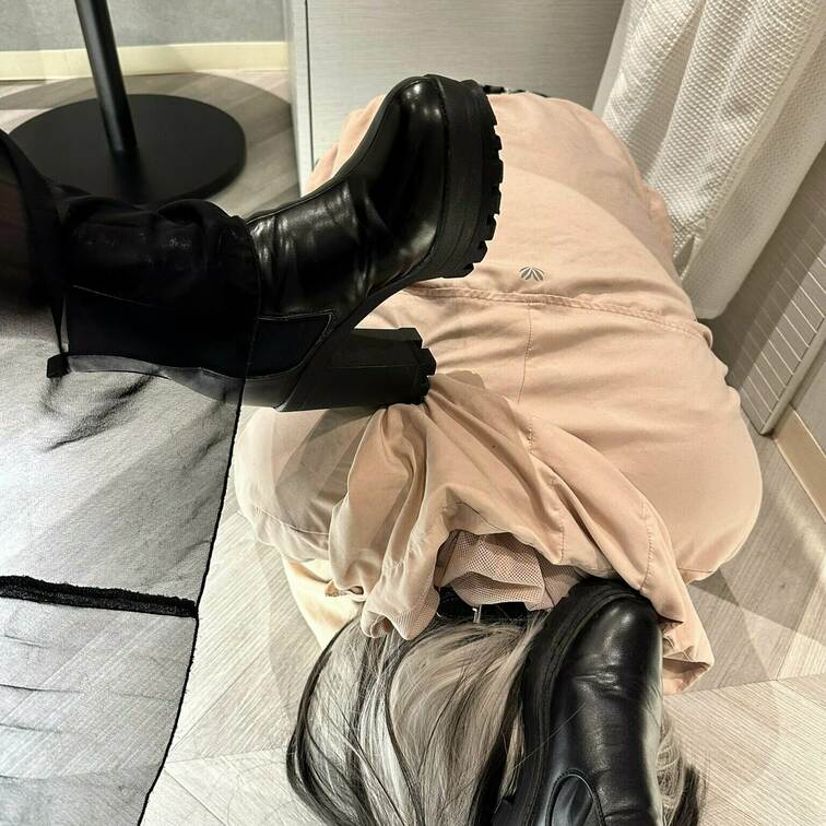 年下女性達の足置き