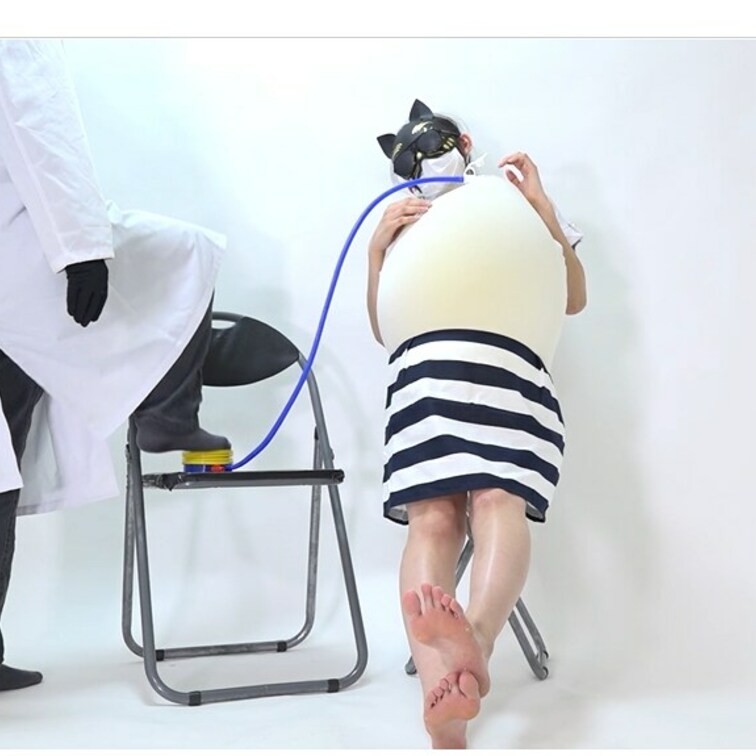 大きな風船を服の中で割る