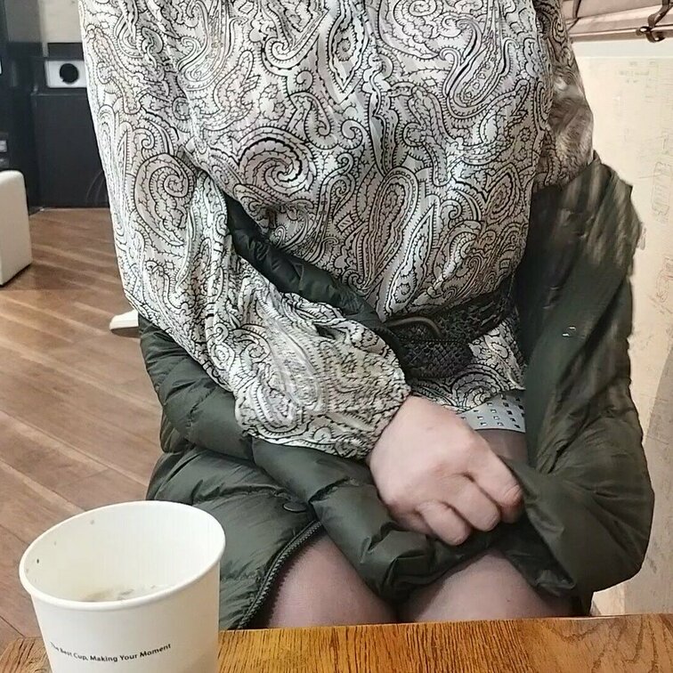 ドリンクコーナーで
ちょっと一休み
後ろからの方が
ブラがハッキリ透けて見える